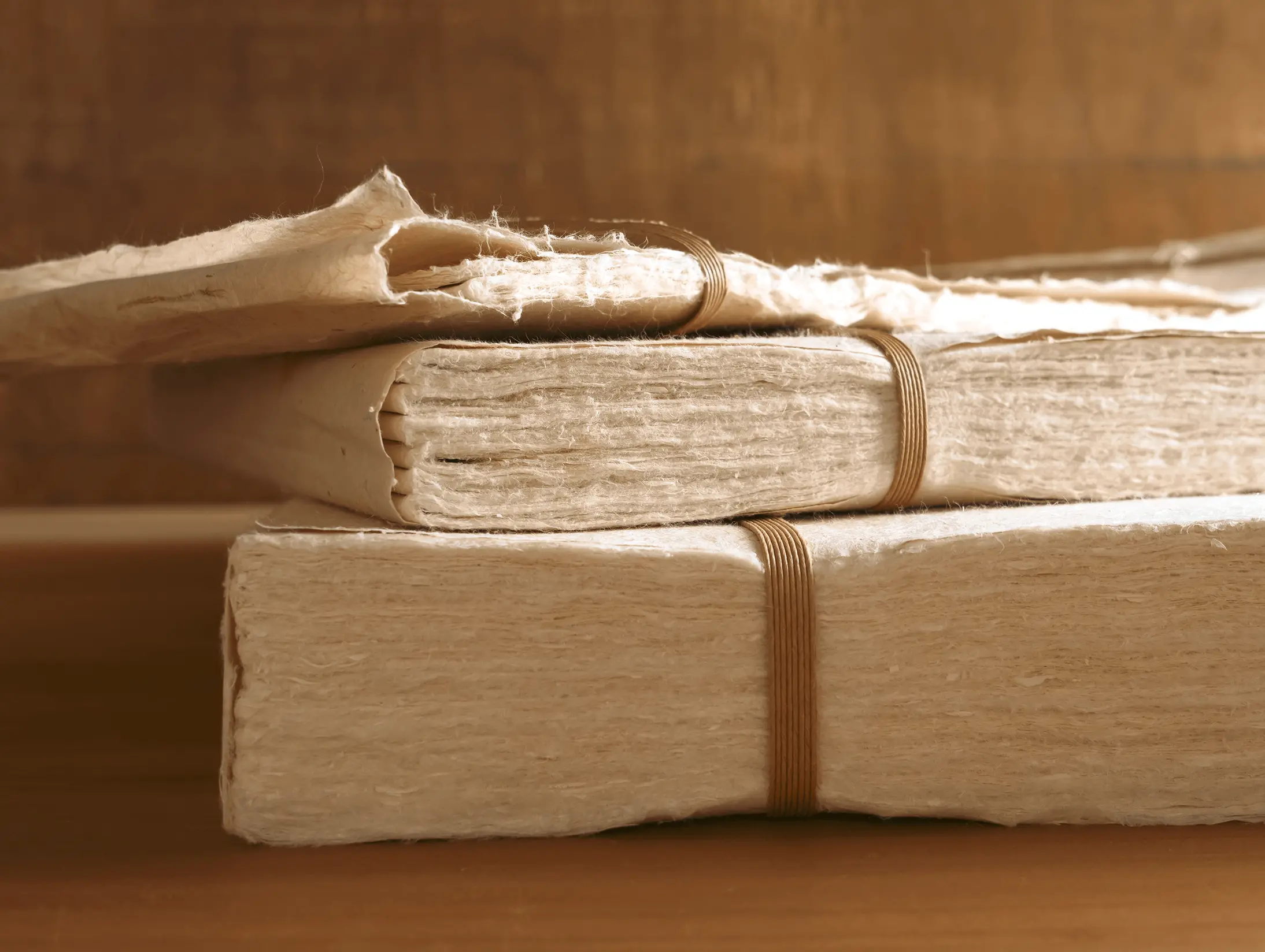 古文書修復や掛け軸修復に使用される手漉き和紙を束ねた状態で保管している様子。繊維が長く強度の高い修復用和紙を用いて文化財の保存修復を行う三重県伊勢市の株式会社辻村表具店の材料