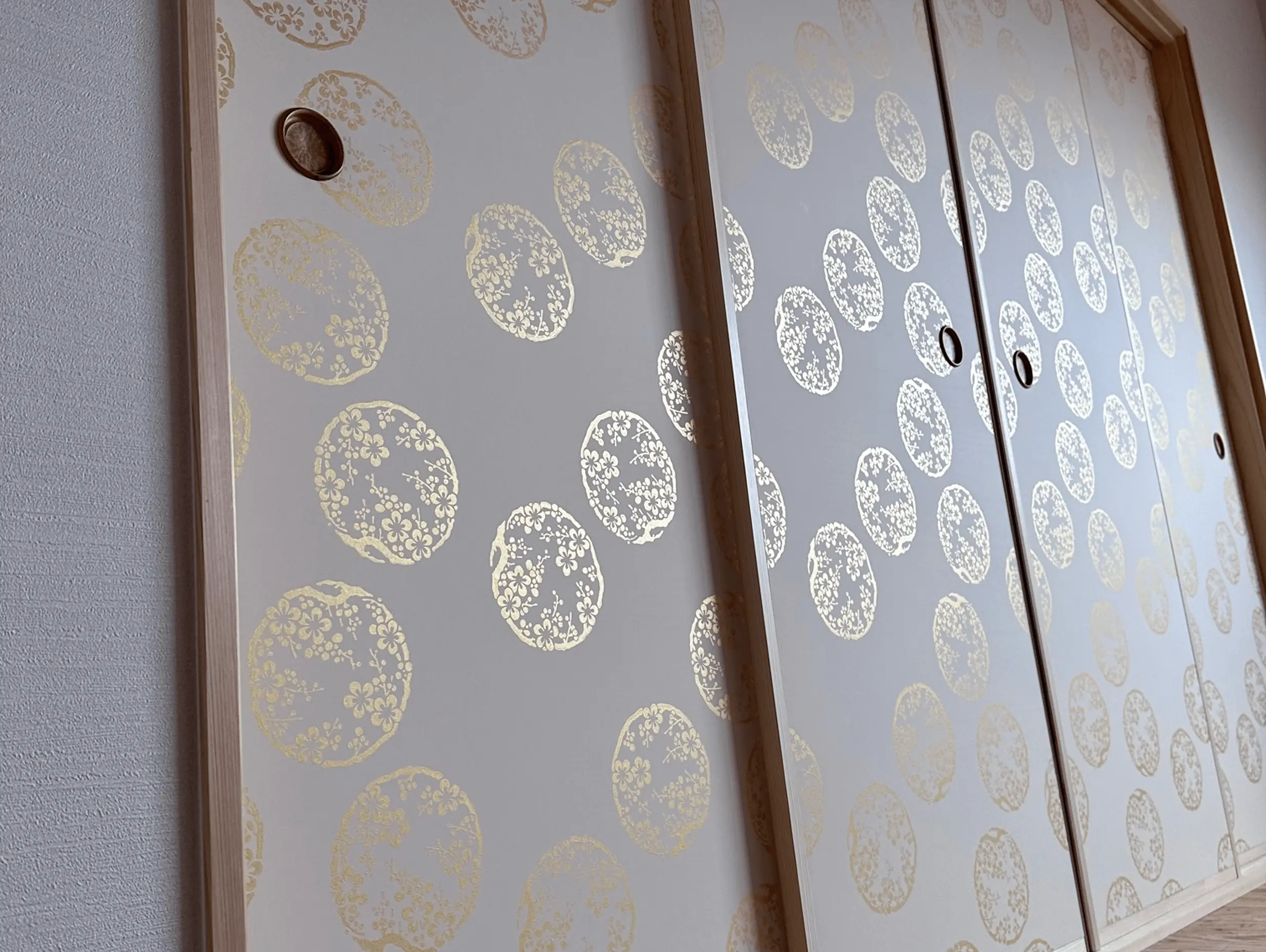 修復前の襖。金箔文様の表面に汚れや色ムラ、経年劣化による傷みが見られる状態。和室建具の襖修復・伝統建築修復前の記録写真。