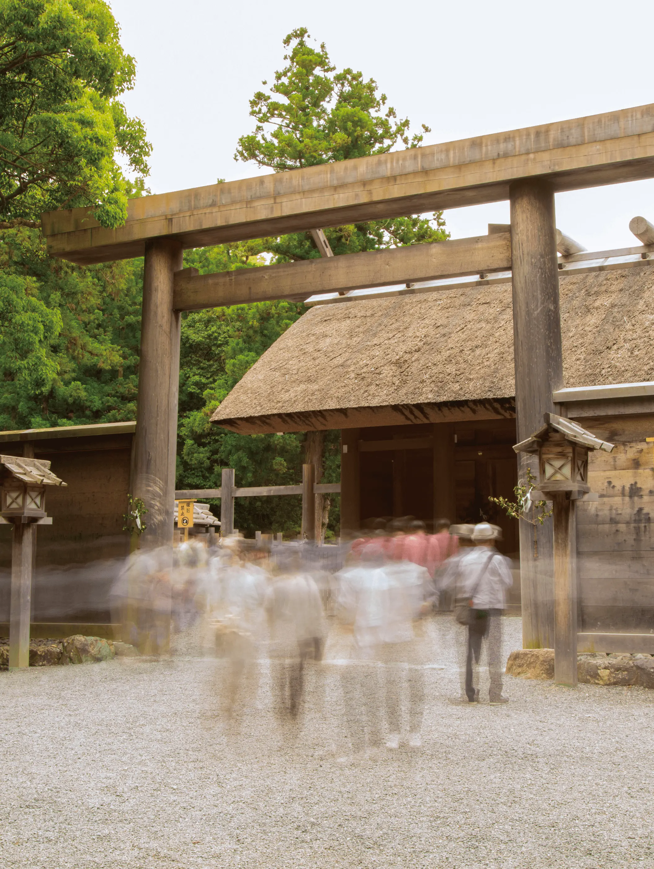三重県伊勢市の五十鈴川沿いに並ぶ瓦屋根の町家や旅館の建物と山並みを望む風景で、伊勢の伝統的な町並みと落ち着いた観光地の雰囲気が分かる